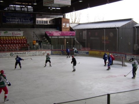 http://smollo.de/pixlie/cache/vs_2003_03_01%20-%20Spiel%20bei%20Rivermen%20Straubing_P1010002.JPG