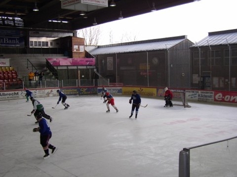 http://smollo.de/pixlie/cache/vs_2003_03_01%20-%20Spiel%20bei%20Rivermen%20Straubing_P1010004.jpg
