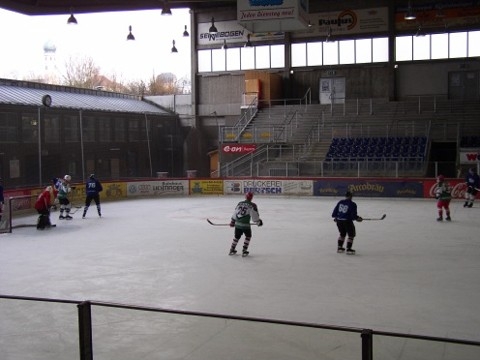 http://smollo.de/pixlie/cache/vs_2003_03_01%20-%20Spiel%20bei%20Rivermen%20Straubing_P1010006.JPG