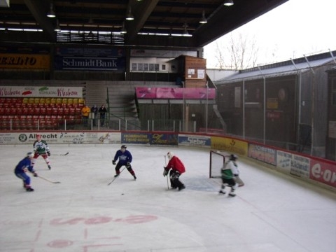http://smollo.de/pixlie/cache/vs_2003_03_01%20-%20Spiel%20bei%20Rivermen%20Straubing_P1010009.JPG