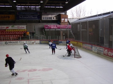 http://smollo.de/pixlie/cache/vs_2003_03_01%20-%20Spiel%20bei%20Rivermen%20Straubing_P1010010.JPG