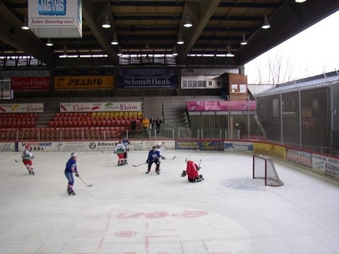 http://smollo.de/pixlie/cache/vs_2003_03_01%20-%20Spiel%20bei%20Rivermen%20Straubing_P1010011.JPG