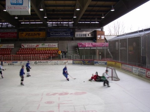 http://smollo.de/pixlie/cache/vs_2003_03_01%20-%20Spiel%20bei%20Rivermen%20Straubing_P1010012.JPG
