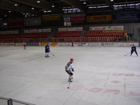 http://smollo.de/pixlie/cache/vs_2003_03_01%20-%20Spiel%20bei%20Rivermen%20Straubing_P1010014.JPG
