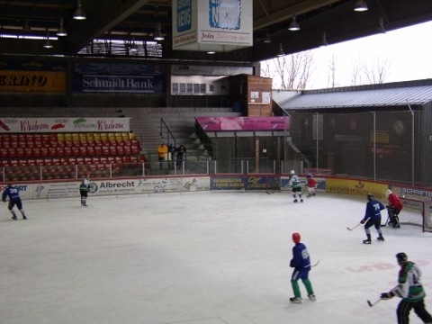 http://smollo.de/pixlie/cache/vs_2003_03_01%20-%20Spiel%20bei%20Rivermen%20Straubing_P1010017.JPG