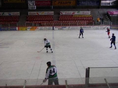 http://smollo.de/pixlie/cache/vs_2003_03_01%20-%20Spiel%20bei%20Rivermen%20Straubing_P1010019.JPG