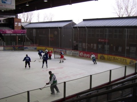 http://smollo.de/pixlie/cache/vs_2003_03_01%20-%20Spiel%20bei%20Rivermen%20Straubing_P1010020.JPG