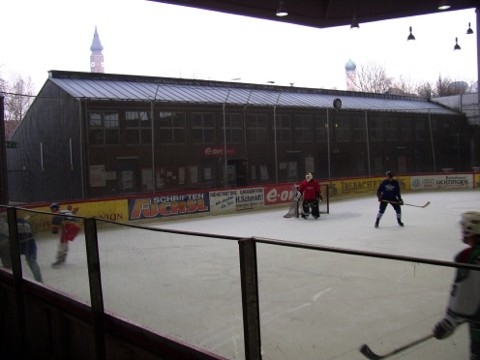 http://smollo.de/pixlie/cache/vs_2003_03_01%20-%20Spiel%20bei%20Rivermen%20Straubing_P1010023.JPG