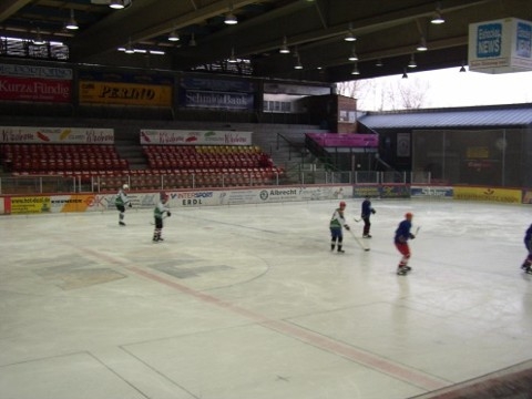 http://smollo.de/pixlie/cache/vs_2003_03_01%20-%20Spiel%20bei%20Rivermen%20Straubing_P1010029.JPG