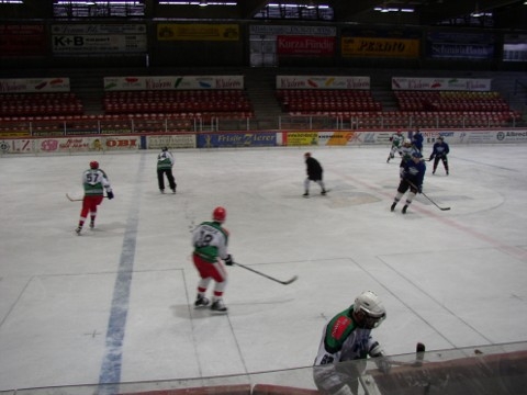 http://smollo.de/pixlie/cache/vs_2003_03_01%20-%20Spiel%20bei%20Rivermen%20Straubing_P1010036.JPG