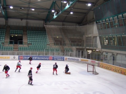 http://smollo.de/pixlie/cache/vs_2003_04_05%20-%20Spiel%20gegen%20Hockeymonkeys_P1010026.JPG