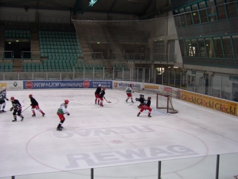 http://smollo.de/pixlie/cache/vs_2003_04_05%20-%20Spiel%20gegen%20Hockeymonkeys_P1010031.JPG