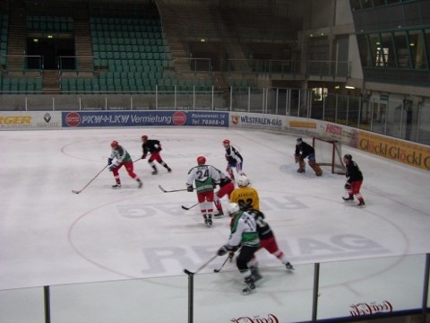 http://smollo.de/pixlie/cache/vs_2003_04_05%20-%20Spiel%20gegen%20Hockeymonkeys_P1010032.JPG