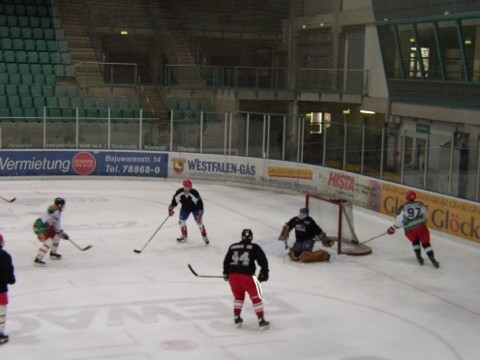 http://smollo.de/pixlie/cache/vs_2003_04_05%20-%20Spiel%20gegen%20Hockeymonkeys_P1010035.JPG