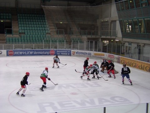 http://smollo.de/pixlie/cache/vs_2003_04_05%20-%20Spiel%20gegen%20Hockeymonkeys_P1010036.JPG