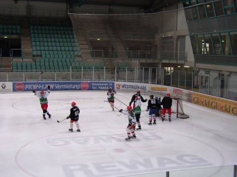 http://smollo.de/pixlie/cache/vs_2003_04_05%20-%20Spiel%20gegen%20Hockeymonkeys_P1010037.JPG