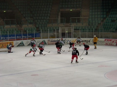 http://smollo.de/pixlie/cache/vs_2003_04_05%20-%20Spiel%20gegen%20Hockeymonkeys_P1010039.JPG