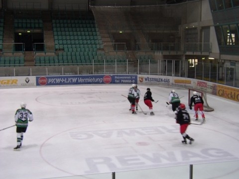 http://smollo.de/pixlie/cache/vs_2003_04_05%20-%20Spiel%20gegen%20Hockeymonkeys_P1010041.JPG