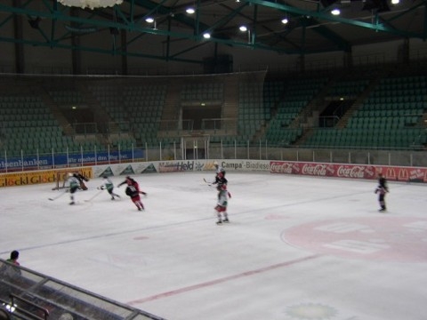 http://smollo.de/pixlie/cache/vs_2003_04_05%20-%20Spiel%20gegen%20Hockeymonkeys_P1010044.JPG