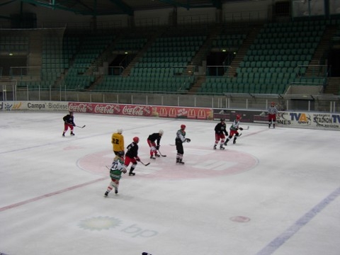 http://smollo.de/pixlie/cache/vs_2003_04_05%20-%20Spiel%20gegen%20Hockeymonkeys_P1010045.JPG