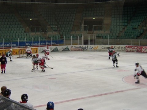 http://smollo.de/pixlie/cache/vs_2003_04_05%20-%20Spiel%20gegen%20Old%20Stars_P1010110.jpg