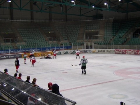 http://smollo.de/pixlie/cache/vs_2003_04_05%20-%20Spiel%20gegen%20Old%20Stars_P1010114.jpg