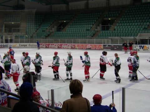http://smollo.de/pixlie/cache/vs_2003_04_05%20-%20Spiel%20gegen%20Old%20Stars_P1010118.jpg