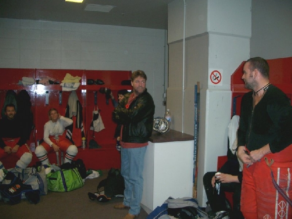 http://smollo.de/pixlie/cache/vs_2004_11_02%20-%20Spiel%20gegen%20die%20Calgary%20Global%20Pylons_52_Dsc00398.jpg