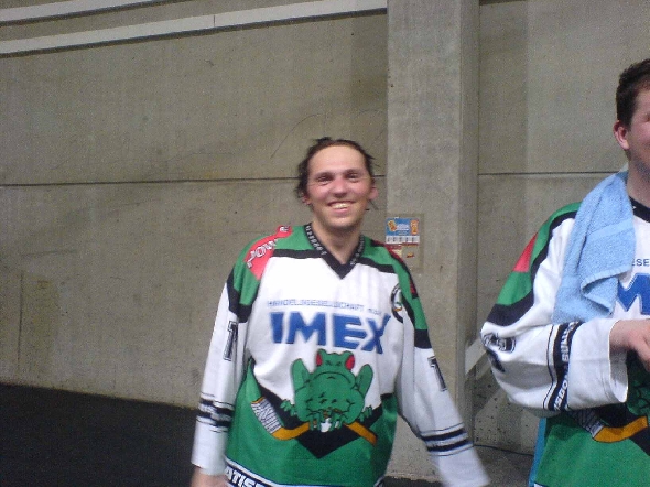 http://smollo.de/pixlie/cache/vs_2006_05_27%20-%20Spiel%20gegen%20Red%20Cracks%20Geiselh%F6ring_DSC00085.JPG