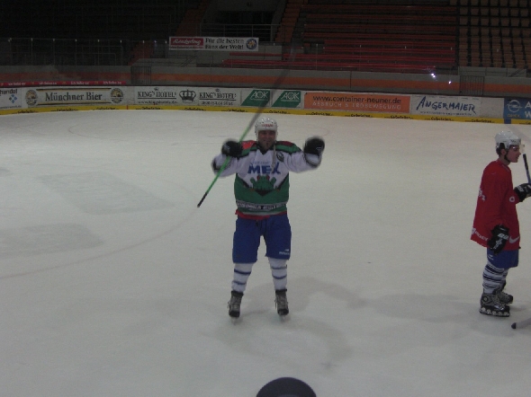http://smollo.de/pixlie/cache/vs_2010_01_05%20-%20Uwe%20Daschner%20beim%20EHC%20M%FCnchen_Cimg6443.jpg